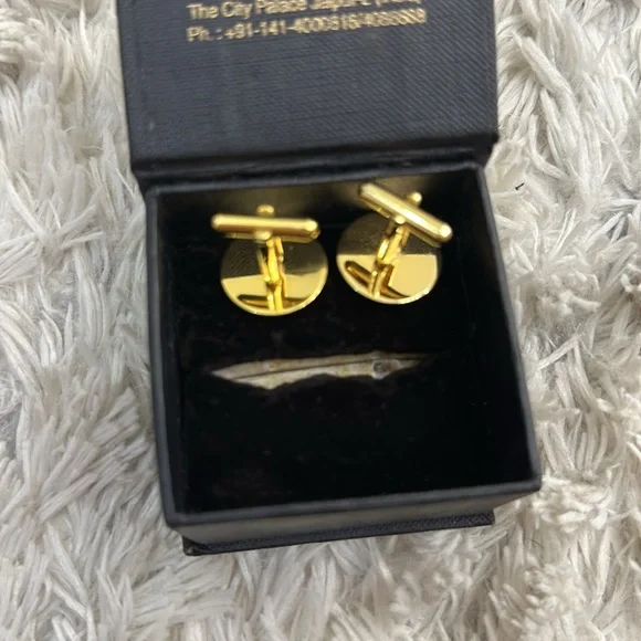 New in Box Vintage Palace Atelier Gold Cuff Links - Picture 3 of 3